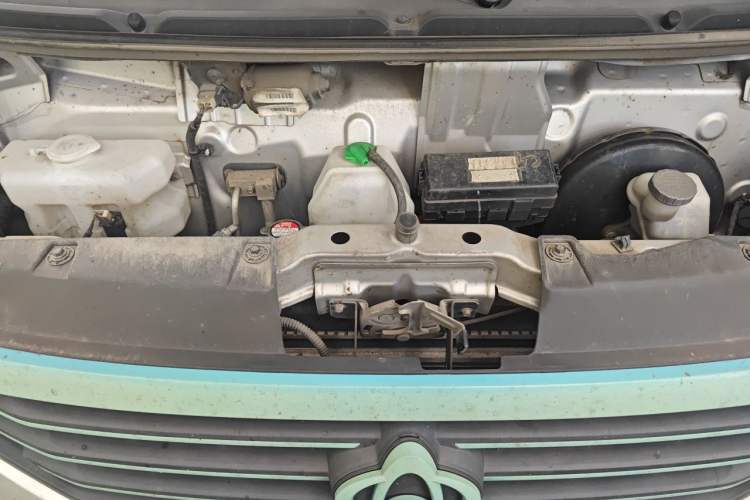 Used CHANGAN KUAYUE Xing V5 EV 2021 Luxury 6-Seater Passenger Bus with Lingdian System Engine Bay