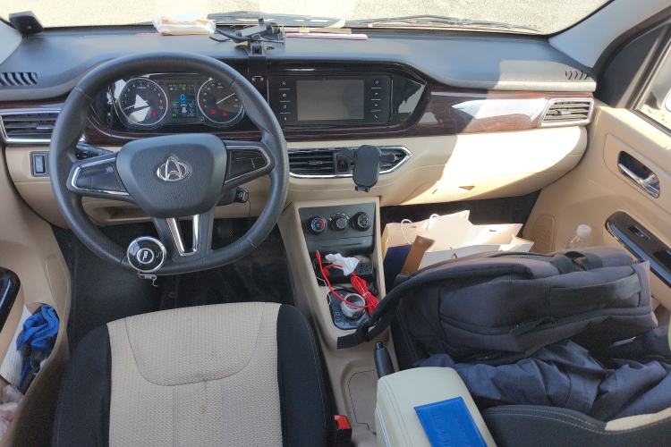Used CHANGAN KUAYUE Xing V5 EV 2021 Luxury 6-Seater Passenger Bus with Lingdian System Interior 2