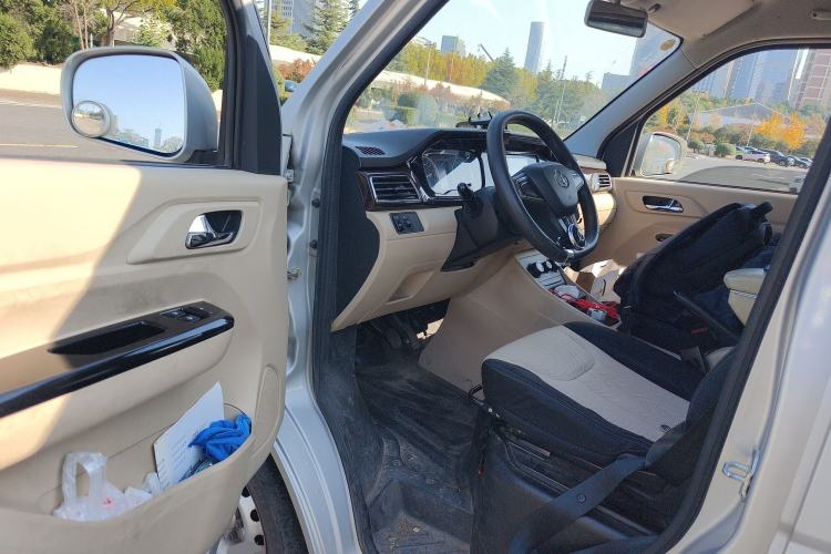 Used CHANGAN KUAYUE Xing V5 EV 2021 Luxury 6-Seater Passenger Bus with Lingdian System Interior 3