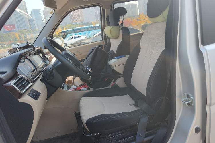 Used CHANGAN KUAYUE Xing V5 EV 2021 Luxury 6-Seater Passenger Bus with Lingdian System Left Front Seat