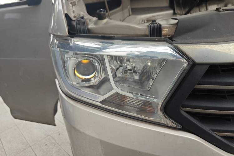 Used CHANGAN KUAYUE Xing V5 EV 2021 Luxury 7-Seater Passenger Van with Lingdian System Right Front Headlight