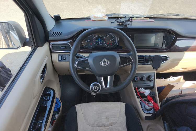 Used CHANGAN KUAYUE Xing V5 EV 2021 Luxury 6-Seater Passenger Bus with Lingdian System Steering Wheel
