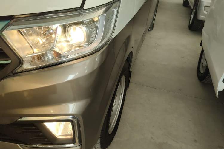 Used CHANGAN KUAYUE Xing V5 EV 2021 Luxury 6-Seater Passenger Bus with Lingdian System Left Front Headlight