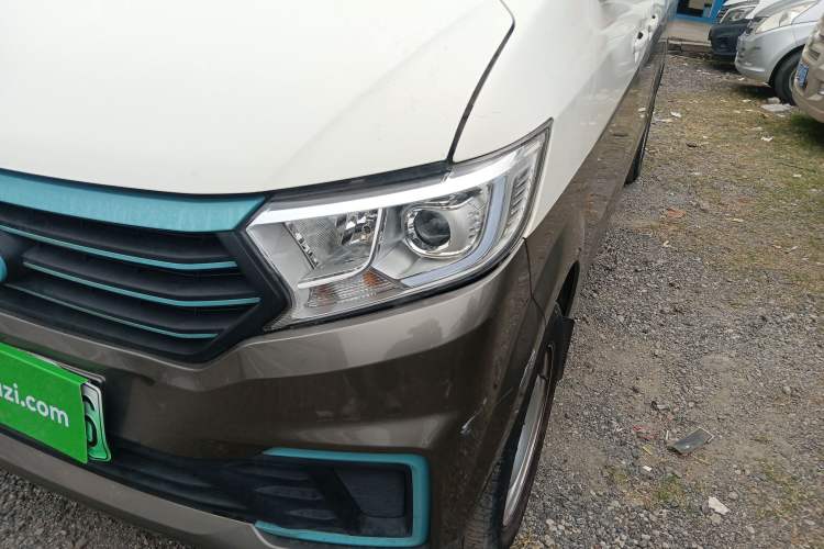 Used CHANGAN KUAYUE Xing V5 EV 2021 Luxury 6-Seater Passenger Bus with Lingdian System Left Front Headlight