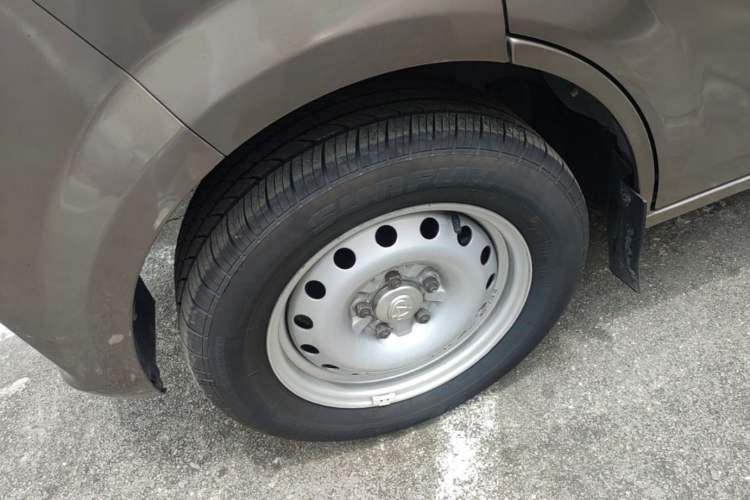 Used CHANGAN KUAYUE Xing V5 EV 2021 Luxury Edition 5-Seater Van with Lingdian System Left Front Wheel Hub
