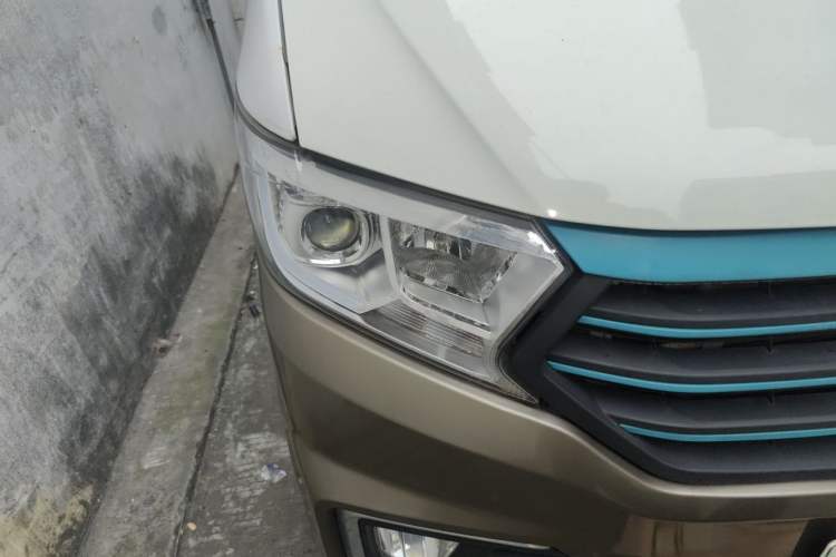 Used CHANGAN KUAYUE Xing V5 EV 2021 Luxury 6-Seater Passenger Bus with Lingdian System Right Front Headlight