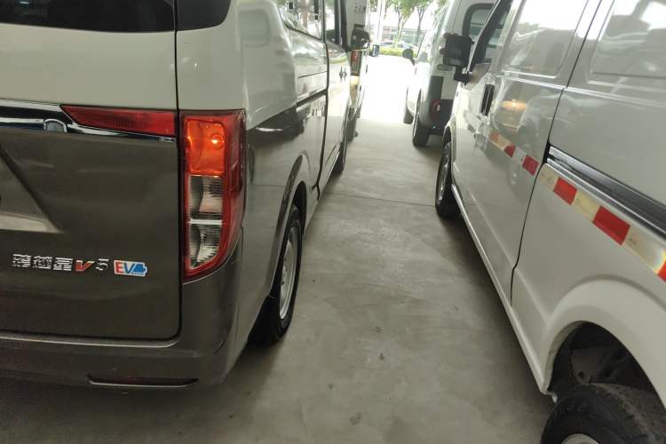 Used CHANGAN KUAYUE Xing V5 EV 2021 Luxury 6-Seater Passenger Bus with Lingdian System Right Rear Taillight