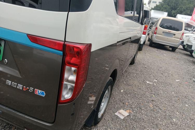 Used CHANGAN KUAYUE Xing V5 EV 2021 Luxury 6-Seater Passenger Bus with Lingdian System Right Rear Taillight