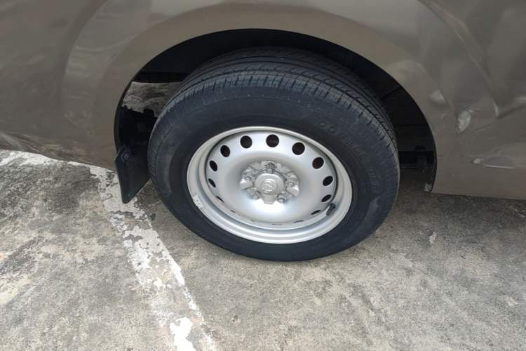 Used CHANGAN KUAYUE Xing V5 EV 2021 Luxury Edition 5-Seater Van with Lingdian System Right Rear Wheel Hub