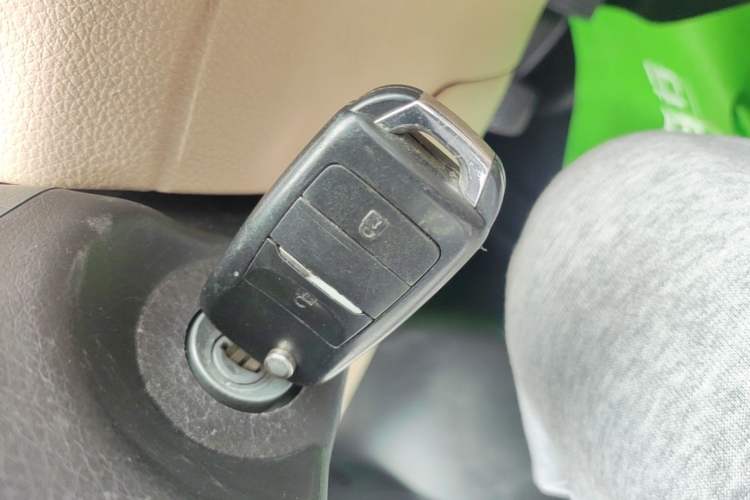 Used CHANGAN KUAYUE Xing V5 EV 2021 Luxury Edition 5-Seater Van with Lingdian System Vehicle Key