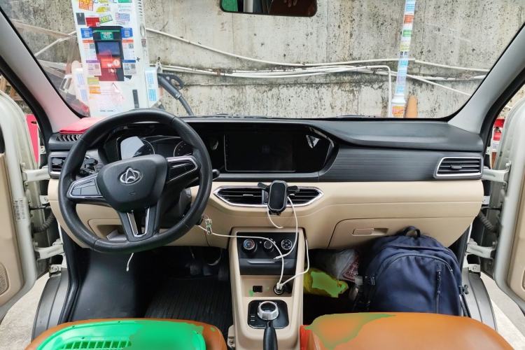 Used CHANGAN KUAYUE Xing V5 EV 2022 6-Seater Passenger Vehicle Center Console