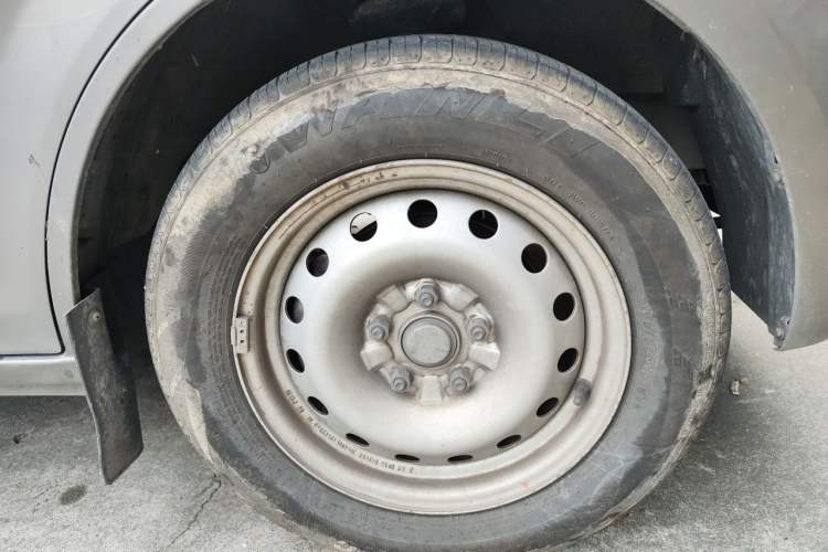 Used CHANGAN KUAYUE Xing V5 EV 2022 6-Seater Passenger Vehicle Right Front Wheel Hub