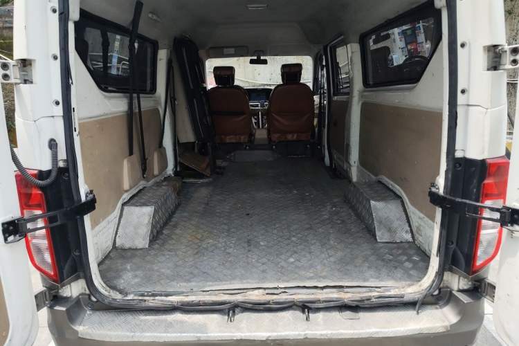 Used CHANGAN KUAYUE Xing V5 EV 2022 6-Seater Passenger Vehicle Trunk