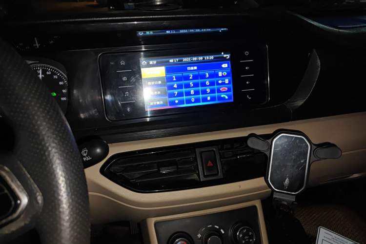Used CHANGAN KUAYUE Xing V5 EV 2022 6-Seater Passenger Vehicle Audio And AC Panel
