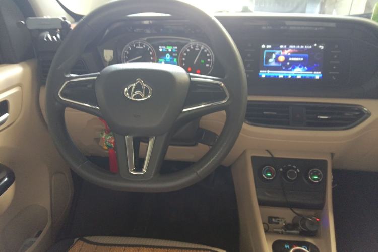 Used CHANGAN KUAYUE Xing V5 EV 2022 7-Seater Passenger Vehicle Center Console