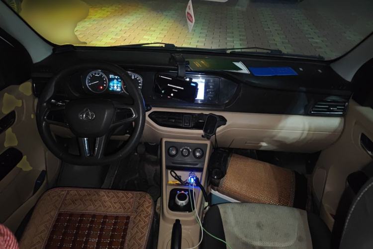 Used CHANGAN KUAYUE Xing V5 EV 2022 6-Seater Passenger Vehicle Center Console