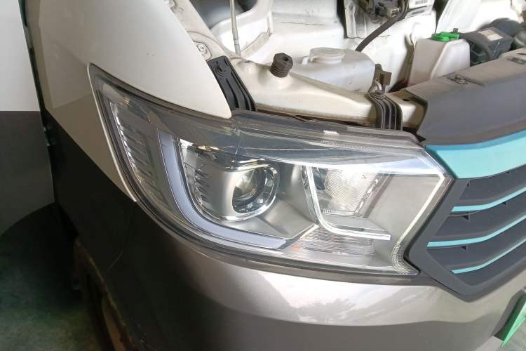 Used CHANGAN KUAYUE Xing V5 EV 2022 7-Seater Passenger Vehicle Right Front Headlight