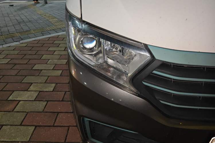 Used CHANGAN KUAYUE Xing V5 EV 2022 6-Seater Passenger Vehicle Right Front Headlight
