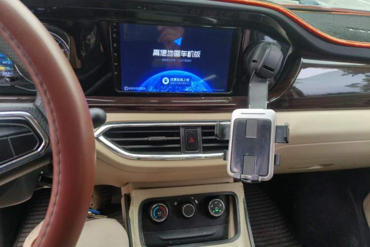 Used CHANGAN KUAYUE Xing V5 EV 2024 Luxury Model 6-Seater Gullwing Doors Audio And AC Panel