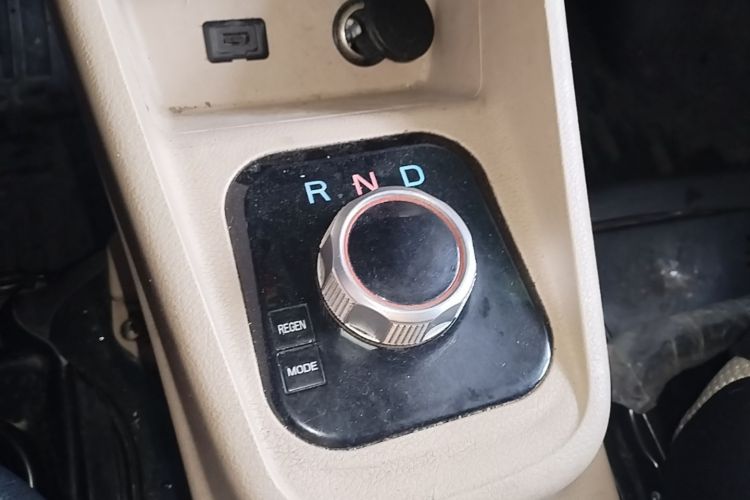 Used CHANGAN KUAYUE Xing V5 EV 2024 Smart Edition 6-Seater Side-Hinged Doors Gear Lever