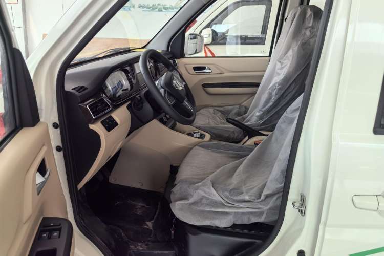 Used CHANGAN KUAYUE Xing V5 EV 2024 Luxury Model 6-Seater Hatchback Interior 1