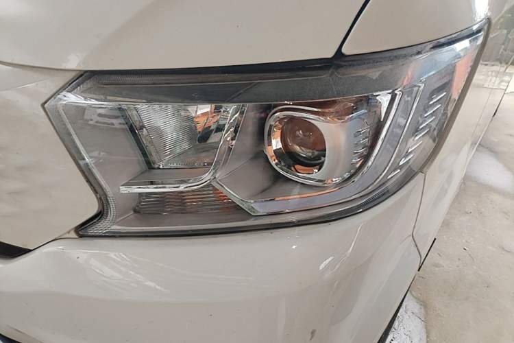 Used CHANGAN KUAYUE Xing V5 EV 2024 Smart Edition 6-Seater Side-Hinged Doors Left Front Headlight
