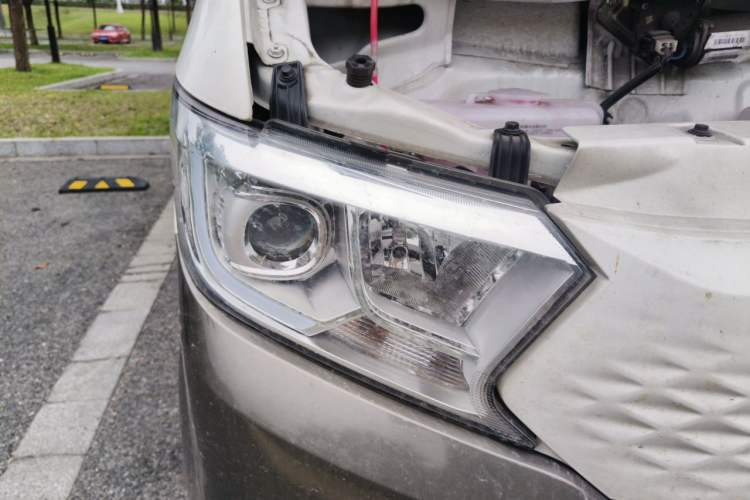 Used CHANGAN KUAYUE Xing V5 EV 2024 Luxury Model 6-Seater Gullwing Doors Right Front Headlight
