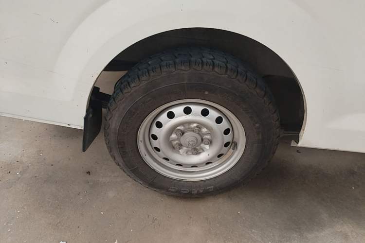 Used CHANGAN KUAYUE Xing V5 EV 2024 Smart Edition 6-Seater Side-Hinged Doors Right Rear Wheel Hub