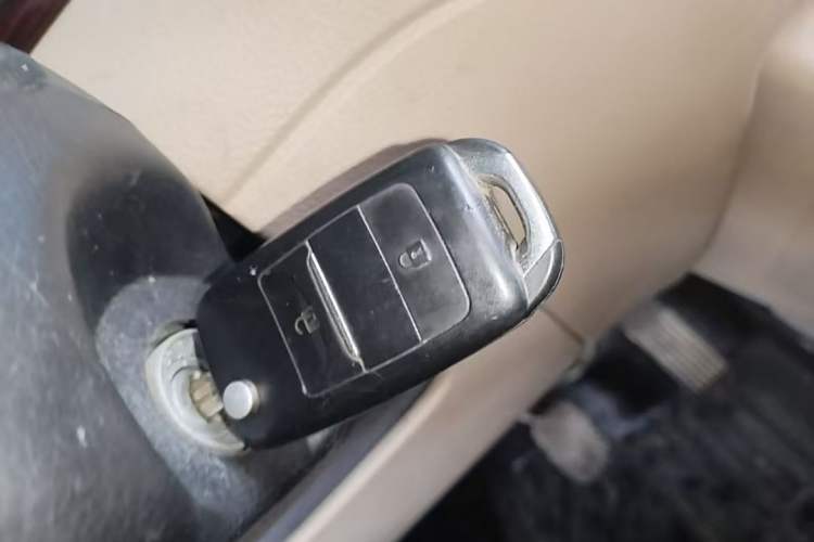 Used CHANGAN KUAYUE Xing V5 EV 2024 Smart Edition 6-Seater Side-Hinged Doors Vehicle Key