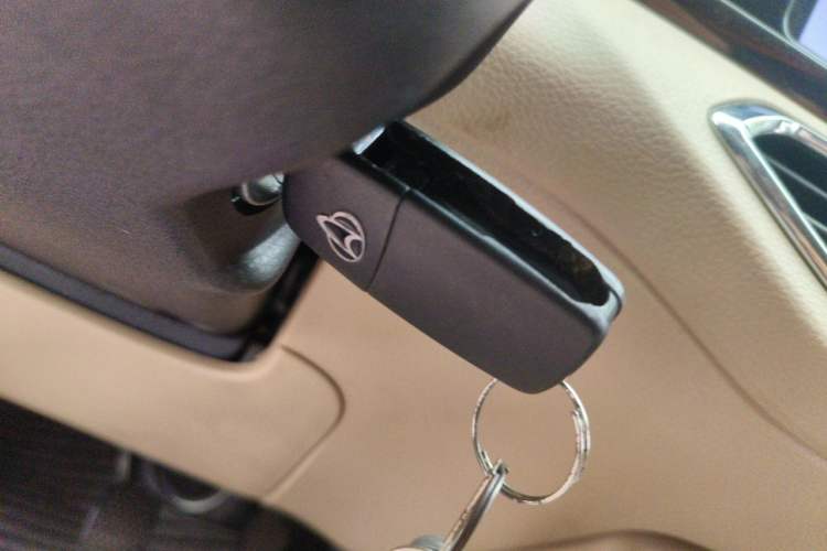 Used CHANGAN KUAYUE Xing V5 EV 2024 Luxury Model 6-Seater Gullwing Doors Vehicle Key