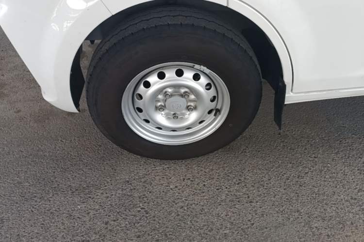 Used CHANGAN KUAYUE Xing V5 EV 2025 Model Smart-Enjoy Bus, 6 Seats, CATL Left Front Wheel Hub