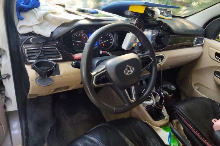 Used CHANGAN KUAYUE Xing V7 2022 1.6L Gasoline Comfort Version 2-Seat Dual-Side Doors DAM16KR Center Console