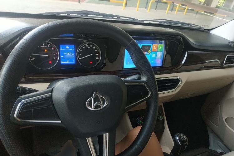 Used CHANGAN KUAYUE Xing V7 2022 1.6L Gasoline Luxury Model 2-Door Dual-Swing Doors DAM16KR Center Console
