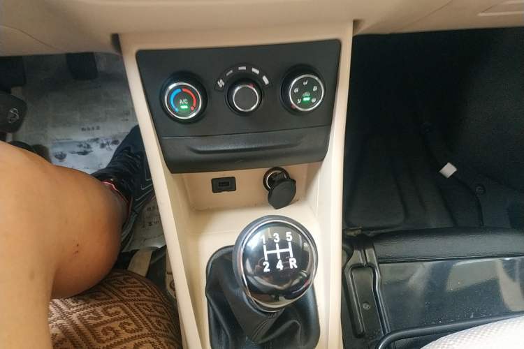 Used CHANGAN KUAYUE Xing V7 2022 1.6L Gasoline Luxury Model 2-Door Dual-Swing Doors DAM16KR Gear Lever