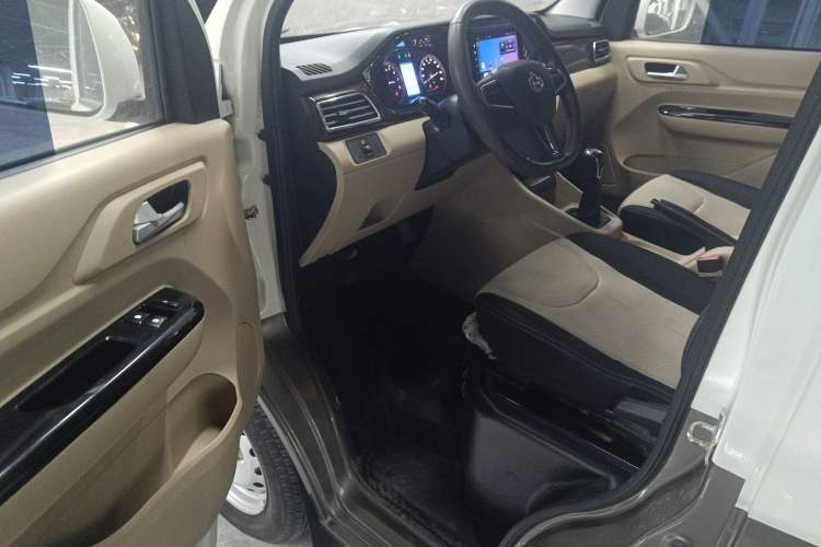 Used CHANGAN KUAYUE Xing V7 2022 1.6L Gasoline Comfort Version 5-Seater Dual-Door Design – DAM16KR Interior 3