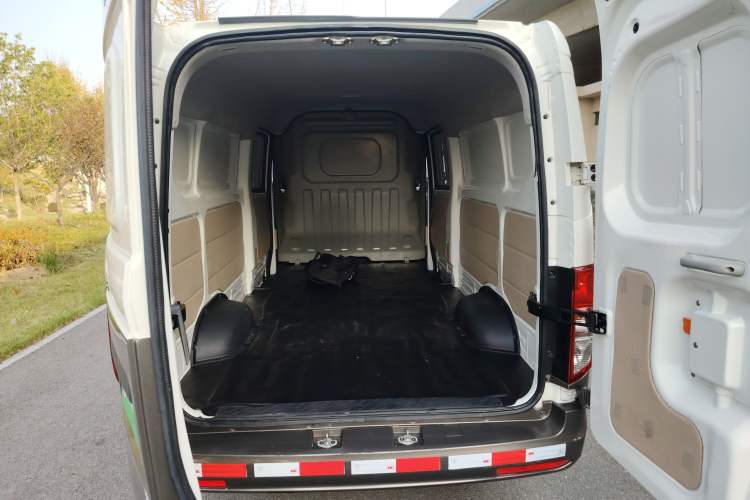 Used CHANGAN KUAYUE Xing V7 2022 1.6L Gasoline Comfort Version 2-Seat Dual-Side Doors DAM16KR Trunk