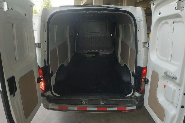 Used CHANGAN KUAYUE Xing V7 2022 1.6L Gasoline Luxury Model 2-Door Dual-Swing Doors DAM16KR Trunk