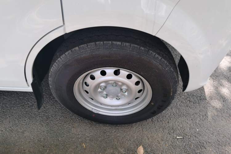 Used CHANGAN KUAYUE Xing V7 EV 2024 316 km Luxury Dual-Door Version 6 Seats Right Front Wheel Hub