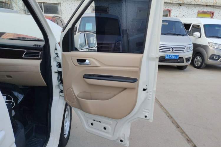 Used CHANGAN KUAYUE Xing V7 EV 2022 High-End Model with 240 km Interior 8