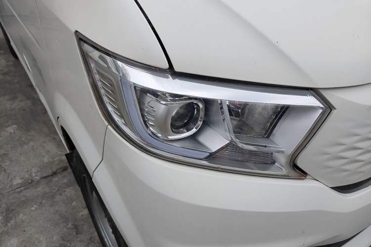 Used CHANGAN KUAYUE Xing V7 EV 2022 High-End Model with 240 km Right Front Headlight