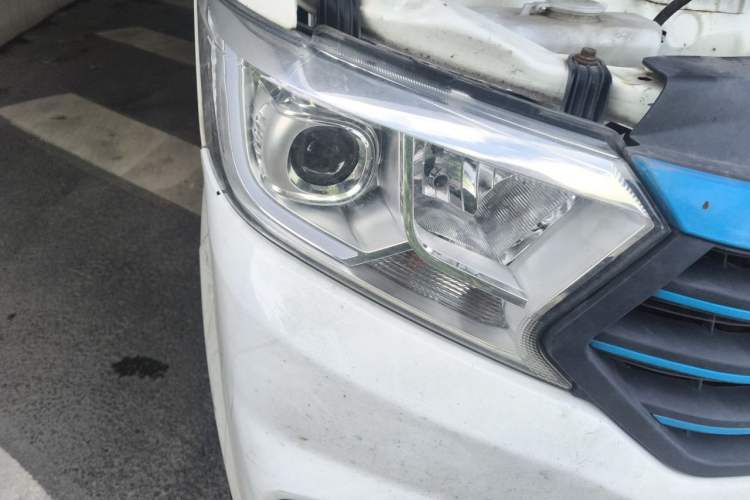 Used CHANGAN KUAYUE Xing V7 EV 2022 High-End Model with 240 km Right Front Headlight