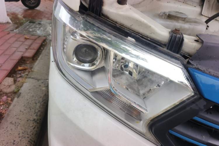 Used CHANGAN KUAYUE Xing V7 EV 2022 High-End Model with 240 km Right Front Headlight
