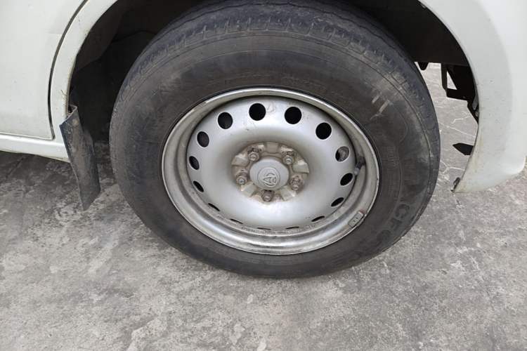 Used CHANGAN KUAYUE Xing V7 EV 2022 High-End Model with 240 km Right Front Wheel Hub