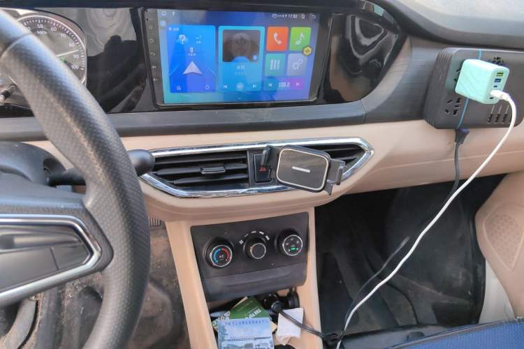 Used CHANGAN KUAYUE Xing V7 EV 2024 251 km Luxury Dual-Door Version 6 Seats Audio And AC Panel