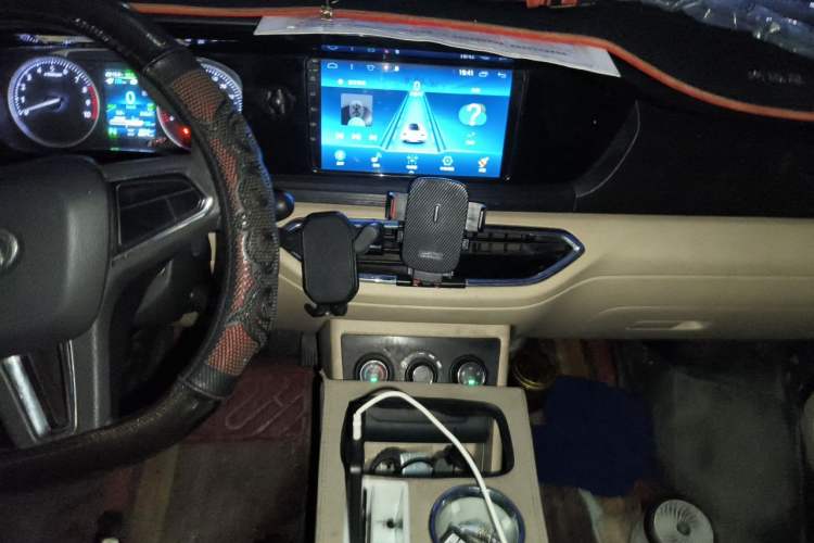 Used CHANGAN KUAYUE Xing V7 EV 2024 251 km Luxury Dual-Door Version 6 Seats Audio And AC Panel