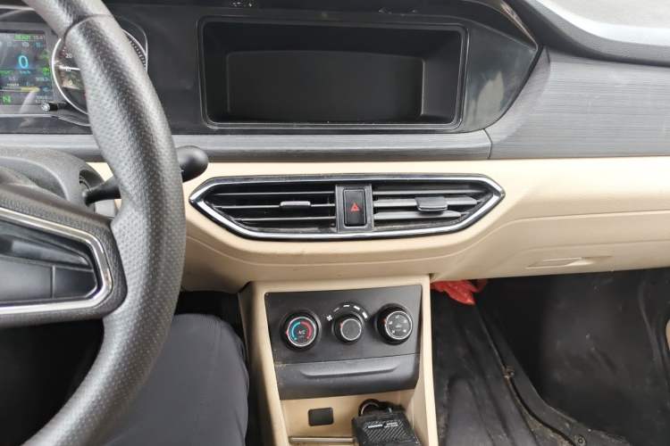 Used CHANGAN KUAYUE Xing V7 EV 2024 251 km Hatchback Comfort Version 6 Seats Audio And AC Panel