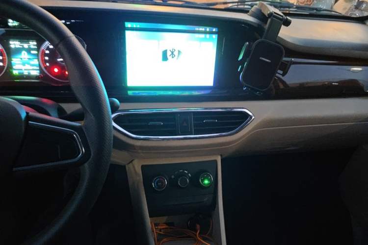Used CHANGAN KUAYUE Xing V7 EV 2024 251 km Luxury Dual-Door Version 6 Seats Audio And AC Panel