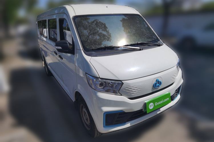 Used CHANGAN KUAYUE Xing V7 EV 2024 251 km Hatchback Comfort Version 6 Seats Front Right 45 Deg