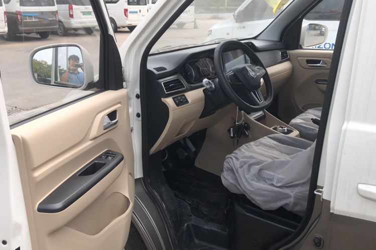 Used CHANGAN KUAYUE Xing V7 EV 2024 316 km Luxury Dual-Door 9-Seater Interior 3