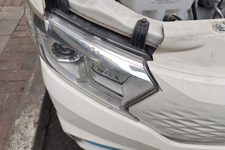 Used CHANGAN KUAYUE Xing V7 EV 2024 316 km Luxury Dual-Door Version 6 Seats Right Front Headlight